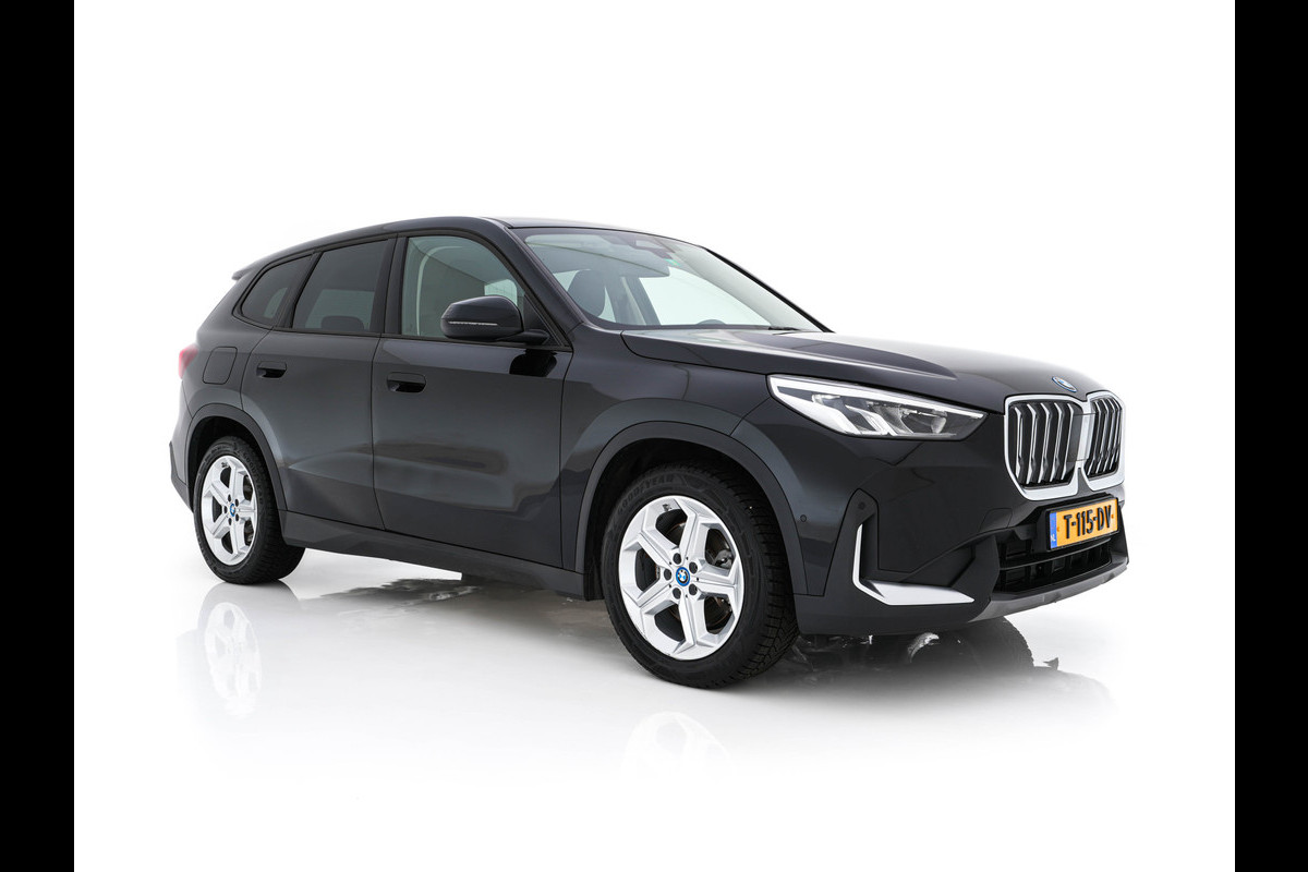 BMW iX1 xDrive30 Launch Edition 67 kWh [ 3-Fase ] {SOH-100%} (INCL-BTW) Aut. *FULL-LED | DIGI-COCKPIT | DAB+ | NAVI-FULLMAP | PRIVACYGLASS | COMFORTSEATS | ECC | PDC | CRUISE | 18''ALU*