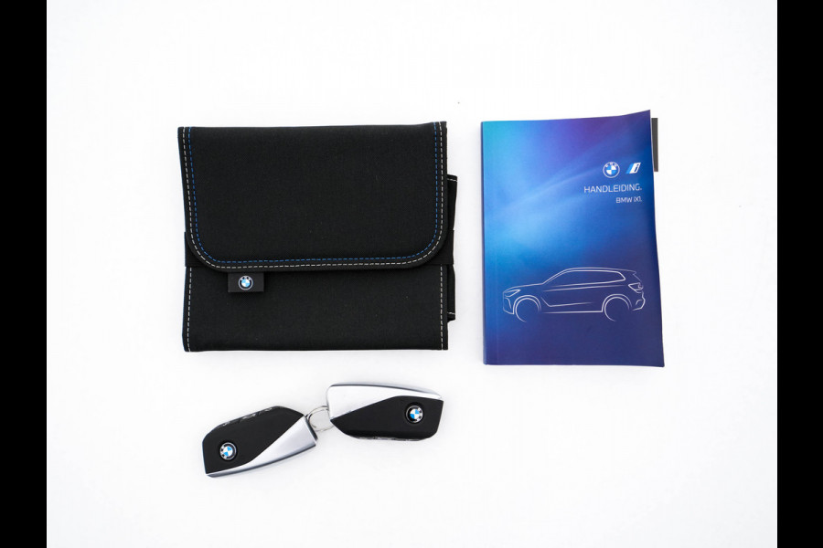 BMW iX1 xDrive30 Launch Edition 67 kWh [ 3-Fase-11kW ] {SOH-100%} (INCL-BTW) Aut. *FULL-LED | DIGI-COCKPIT | DAB+ | NAVI-FULLMAP | PRIVACYGLASS | COMFORTSEATS | ECC | PDC | CRUISE | 18''ALU*