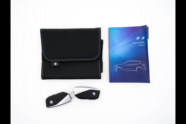 BMW iX1 xDrive30 Launch Edition 67 kWh [ 3-Fase-11kW ] {SOH-100%} (INCL-BTW) Aut. *FULL-LED | DIGI-COCKPIT | DAB+ | NAVI-FULLMAP | PRIVACYGLASS | COMFORTSEATS | ECC | PDC | CRUISE | 18''ALU*
