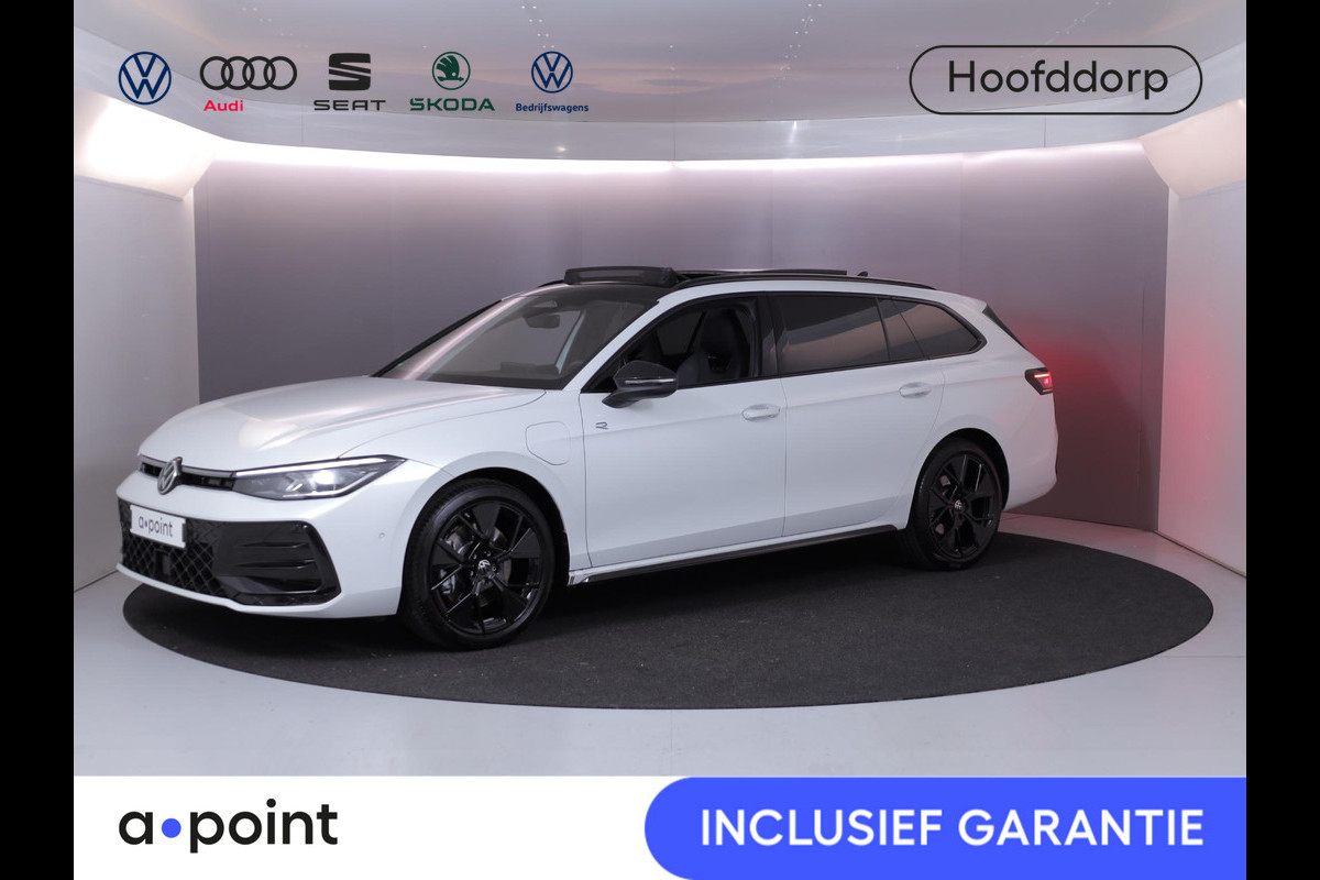 Volkswagen Passat Variant 1.5 eHybrid R-Line Edition 272 pk Automaat (DSG) | Verlengde garantie | Navigatie | Panoramadak | Trekhaak (wegklapbaar) | Lederen bekleding | Stoelverwarming v/a | R-Line |