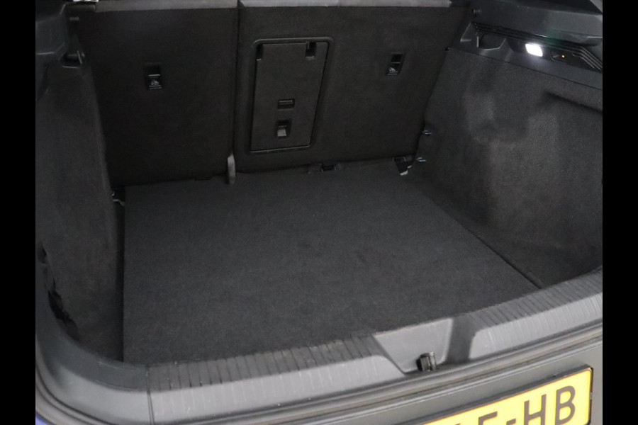 Volkswagen ID.4 First 77 kWh | Trekhaak | Stoel & stuurverwarming | Adaptive cruise | Camera | Carplay | Half leder | Navigatie | 20'' | Full LED | Keyless | Climate control | Sfeerverlichting