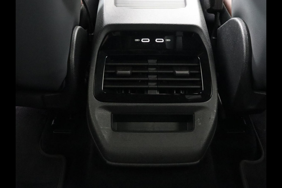 Volkswagen ID.4 First 77 kWh | Trekhaak | Stoel & stuurverwarming | Adaptive cruise | Camera | Carplay | Half leder | Navigatie | 20'' | Full LED | Keyless | Climate control | Sfeerverlichting