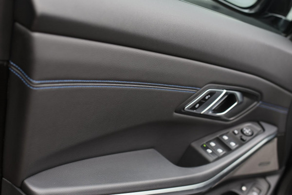 BMW 3 Serie Touring 330e xDrive M-Sport *Pano*H/K*Camera*Comforttoegang*