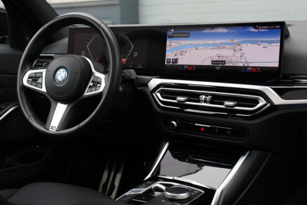 BMW 3 Serie Touring 330e xDrive M-Sport *Pano*H/K*Camera*Comforttoegang*