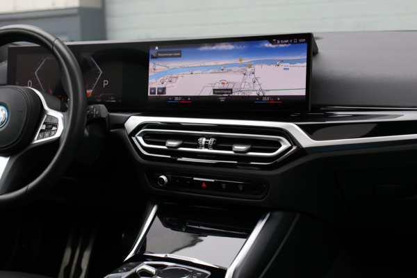 BMW 3 Serie Touring 330e xDrive M-Sport *Pano*H/K*Camera*Comforttoegang*