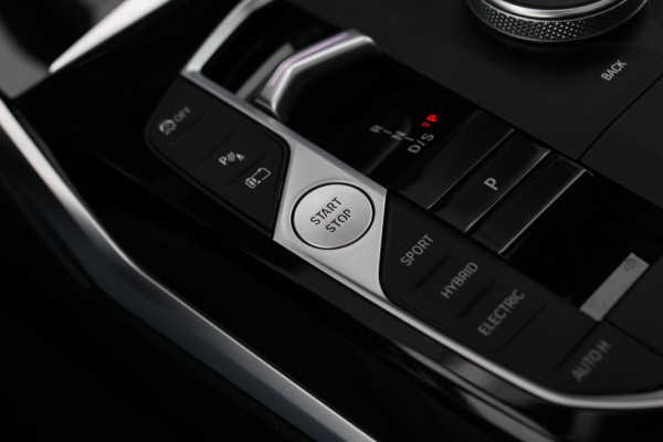 BMW 3 Serie Touring 330e xDrive M-Sport *Pano*H/K*Camera*Comforttoegang*