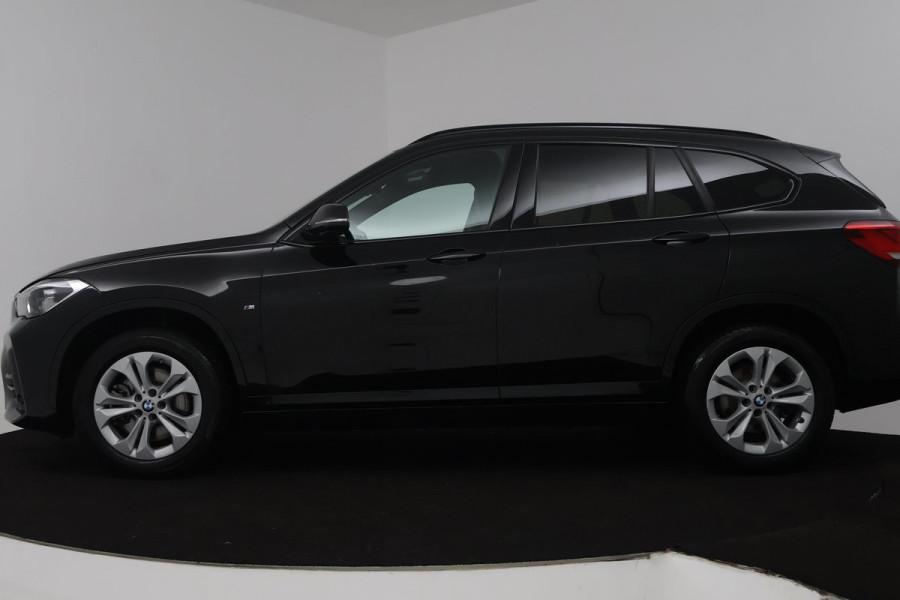 BMW X1 SDrive20i High Executive M Sport (M-PAKKET, STOELVERWARMING, NAVIGATIE, CRUISE CONTROL ADAPTIEF, AUTOMAAT, PARKEERSENSOREN