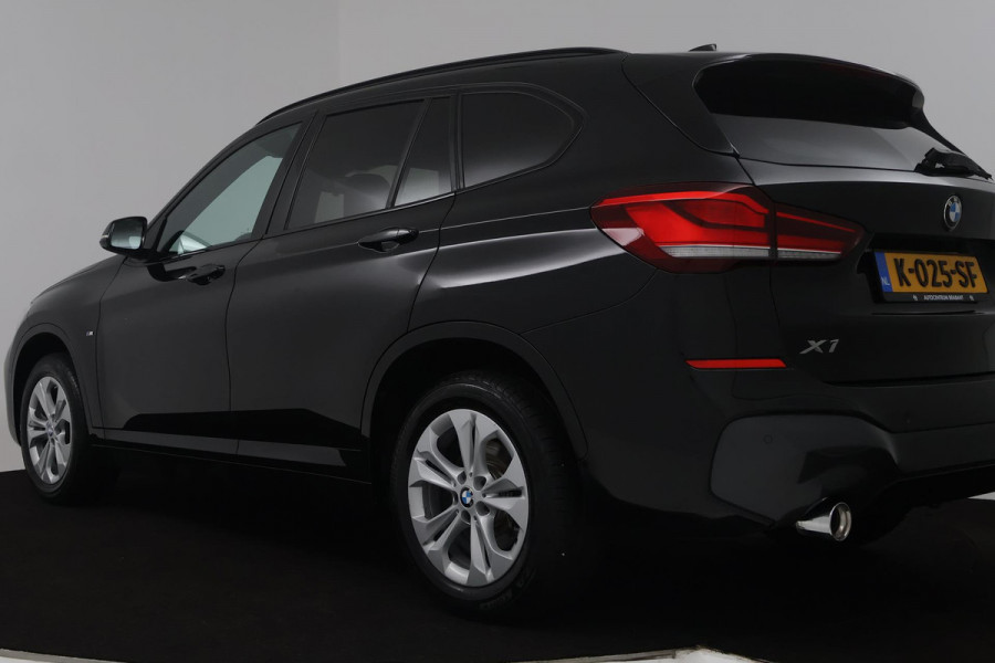 BMW X1 SDrive20i High Executive M Sport (M-PAKKET, STOELVERWARMING, NAVIGATIE, CRUISE CONTROL ADAPTIEF, AUTOMAAT, PARKEERSENSOREN
