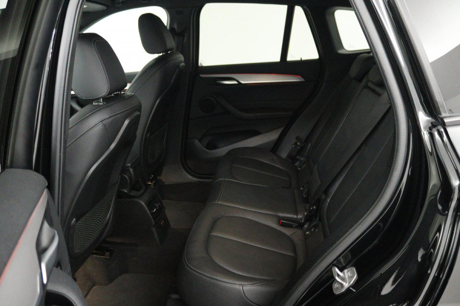 BMW X1 SDrive20i High Executive M Sport (M-PAKKET, STOELVERWARMING, NAVIGATIE, CRUISE CONTROL ADAPTIEF, AUTOMAAT, PARKEERSENSOREN