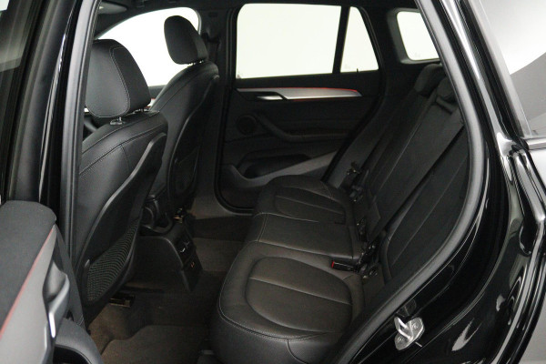 BMW X1 SDrive20i High Executive M Sport (M-PAKKET, STOELVERWARMING, NAVIGATIE, CRUISE CONTROL ADAPTIEF, AUTOMAAT, PARKEERSENSOREN