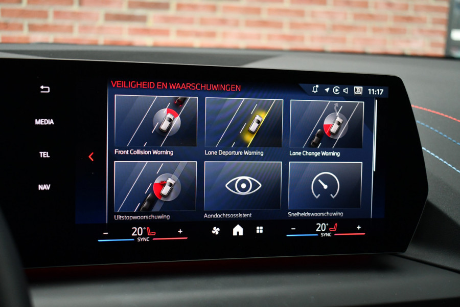 BMW 1-serie 120 M-Sport int+ext ACC DA-Plus Camera Shadowline 18inch