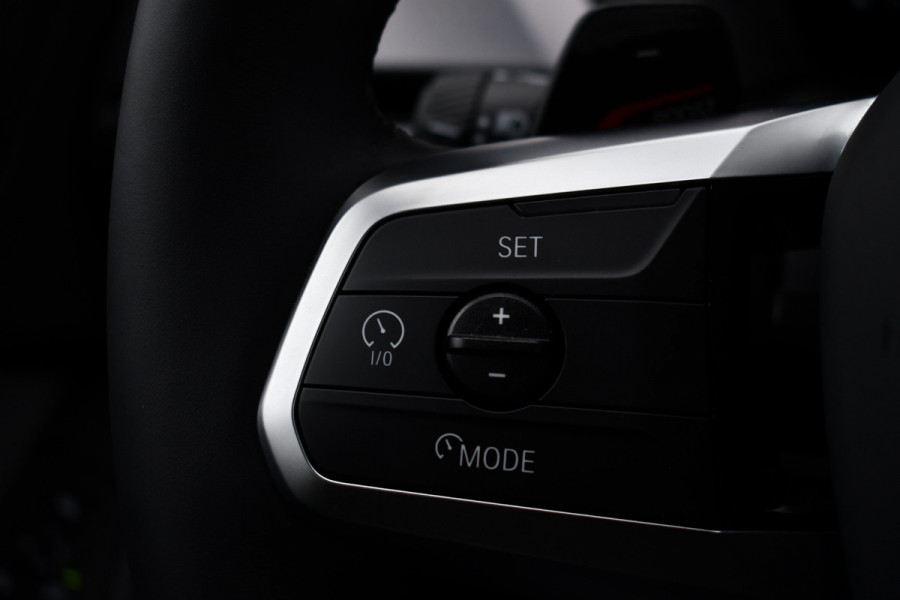 BMW 1-serie 120 M-Sport int+ext ACC DA-Plus Camera Shadowline 18inch