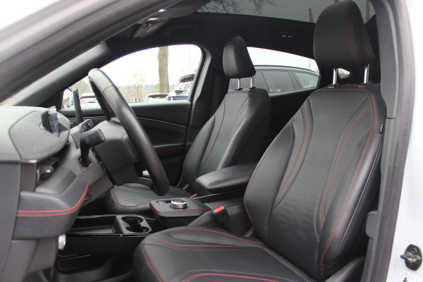 Ford Mustang Mach-E AWD 75 kWh / SOH 93,4% / Panoramadak / Camera / Leder / 19'' / B&O / Keyless / DAB / Dodehoek / ACC / Navigatie / Sfeerverlichting / Stoelverwarming