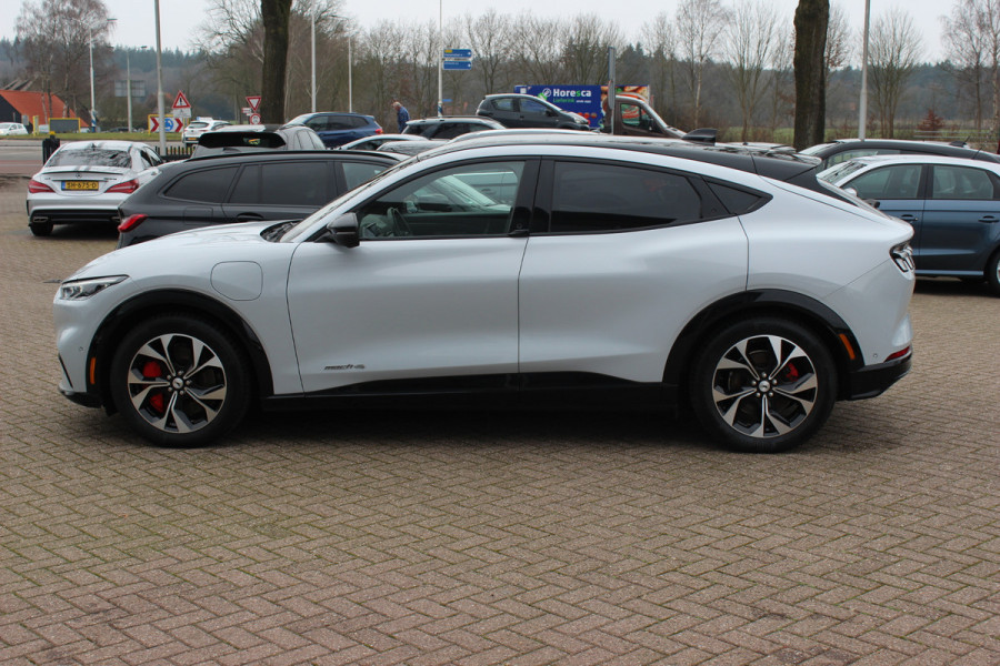 Ford Mustang Mach-E AWD 75 kWh / SOH 93,4% / Panoramadak / Camera / Leder / 19'' / B&O / Keyless / DAB / Dodehoek / ACC / Navigatie / Sfeerverlichting / Stoelverwarming