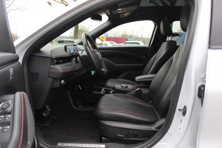 Ford Mustang Mach-E AWD 75 kWh / SOH 93,4% / Panoramadak / Camera / Leder / 19'' / B&O / Keyless / DAB / Dodehoek / ACC / Navigatie / Sfeerverlichting / Stoelverwarming