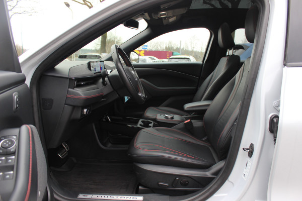 Ford Mustang Mach-E AWD 75 kWh / SOH 93,4% / Panoramadak / Camera / Leder / 19'' / B&O / Keyless / DAB / Dodehoek / ACC / Navigatie / Sfeerverlichting / Stoelverwarming