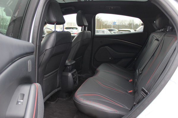 Ford Mustang Mach-E AWD 75 kWh / SOH 93,4% / Panoramadak / Camera / Leder / 19'' / B&O / Keyless / DAB / Dodehoek / ACC / Navigatie / Sfeerverlichting / Stoelverwarming