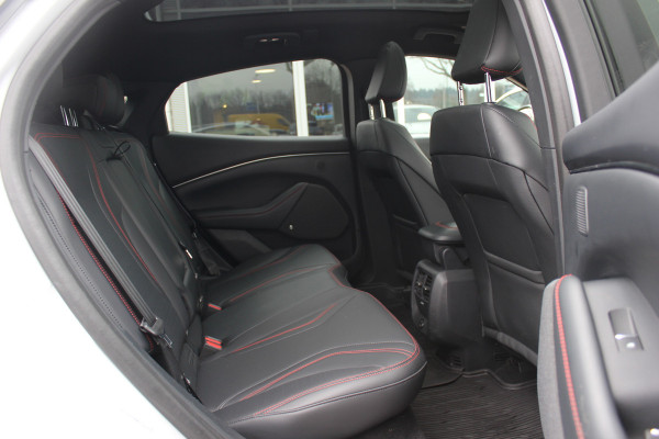 Ford Mustang Mach-E AWD 75 kWh / SOH 93,4% / Panoramadak / Camera / Leder / 19'' / B&O / Keyless / DAB / Dodehoek / ACC / Navigatie / Sfeerverlichting / Stoelverwarming