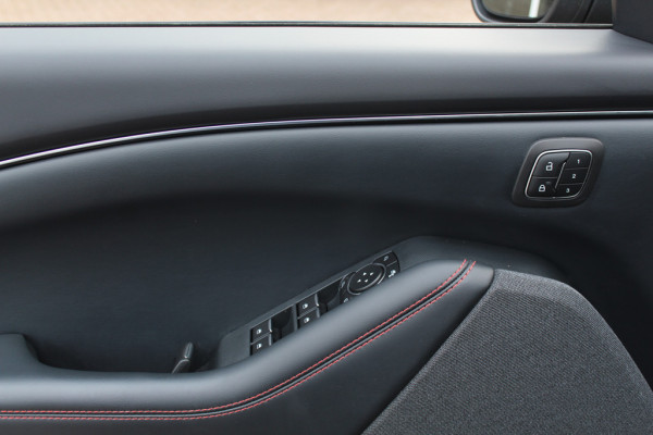 Ford Mustang Mach-E AWD 75 kWh / SOH 93,4% / Panoramadak / Camera / Leder / 19'' / B&O / Keyless / DAB / Dodehoek / ACC / Navigatie / Sfeerverlichting / Stoelverwarming