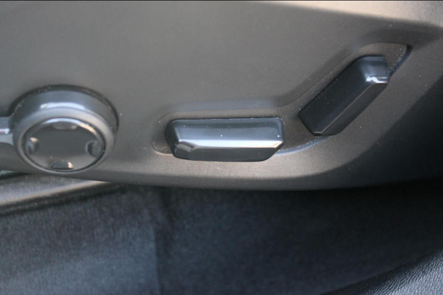 Volvo XC60 T6 Plug-in hybrid 350PK AWD Plus Dark Lederen bekleding / Cruise Control / Panoramisch schuif-kanteldak / Google infotainment incl navigatie / Elektrisch bedienbare voorstoelen met geheugen