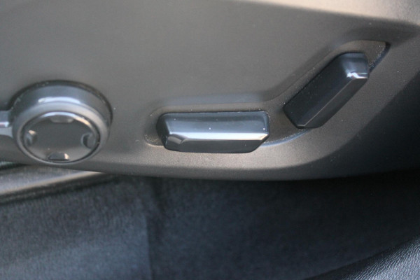 Volvo XC60 T6 Plug-in hybrid 350PK AWD Plus Dark Lederen bekleding / Cruise Control / Panoramisch schuif-kanteldak / Google infotainment incl navigatie / Elektrisch bedienbare voorstoelen met geheugen