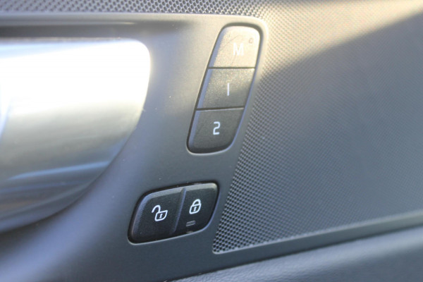 Volvo XC60 T6 Plug-in hybrid 350PK AWD Plus Dark Lederen bekleding / Cruise Control / Panoramisch schuif-kanteldak / Google infotainment incl navigatie / Elektrisch bedienbare voorstoelen met geheugen