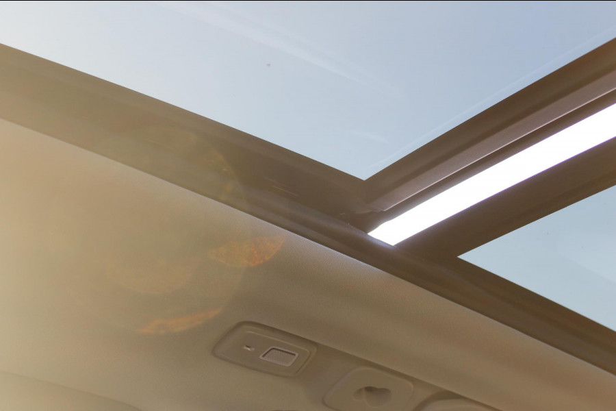 Volvo XC60 T6 Plug-in hybrid 350PK AWD Plus Dark Lederen bekleding / Cruise Control / Panoramisch schuif-kanteldak / Google infotainment incl navigatie / Elektrisch bedienbare voorstoelen met geheugen