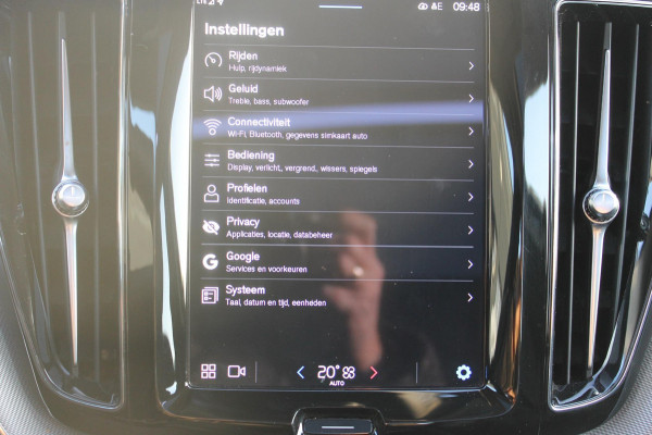 Volvo XC60 T6 Plug-in hybrid 350PK AWD Plus Dark Lederen bekleding / Cruise Control / Panoramisch schuif-kanteldak / Google infotainment incl navigatie / Elektrisch bedienbare voorstoelen met geheugen