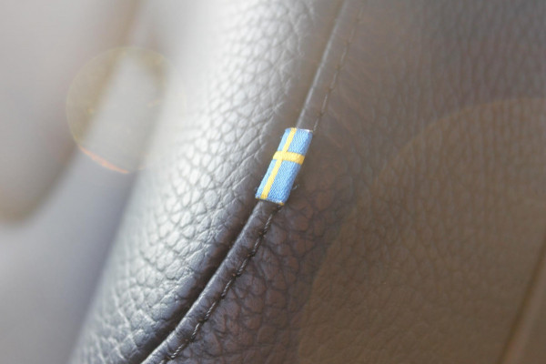 Volvo XC60 T6 Plug-in hybrid 350PK AWD Plus Dark Lederen bekleding / Cruise Control / Panoramisch schuif-kanteldak / Google infotainment incl navigatie / Elektrisch bedienbare voorstoelen met geheugen