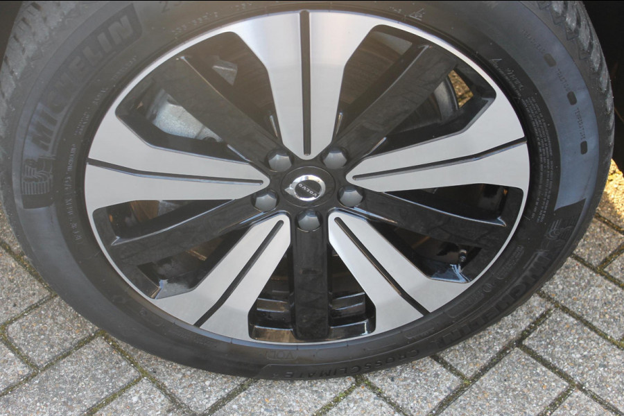 Volvo XC60 T6 Plug-in hybrid 350PK AWD Plus Dark Lederen bekleding / Cruise Control / Panoramisch schuif-kanteldak / Google infotainment incl navigatie / Elektrisch bedienbare voorstoelen met geheugen
