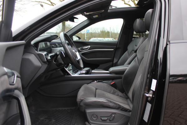 Audi e-tron e-tron 50 quattro Launch edition Black 71 kWh S-line / SoH 92.1% / Trekhaak / Panoramadak / 20'' / Luchtvering / ACC / Navigatie / Stoelverwarming
