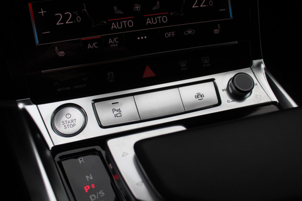 Audi e-tron e-tron 50 quattro Launch edition Black 71 kWh S-line / SoH 92.1% / Trekhaak / Panoramadak / 20'' / Luchtvering / ACC / Navigatie / Stoelverwarming
