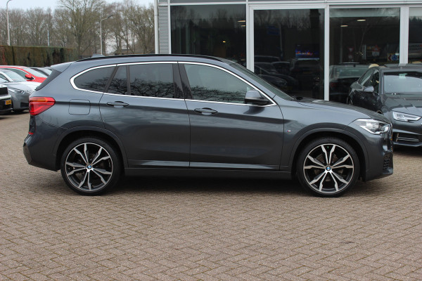 BMW X1 sDrive18i Executive Ed. M Sport / Trekhaak / Camera / Head-up / Alcantara / Navigatie / Sportstoelen / Getint glas / Cruise Control