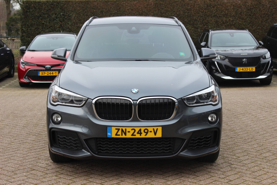 BMW X1 sDrive18i Executive Ed. M Sport / Trekhaak / Camera / Head-up / Alcantara / Navigatie / Sportstoelen / Getint glas / Cruise Control