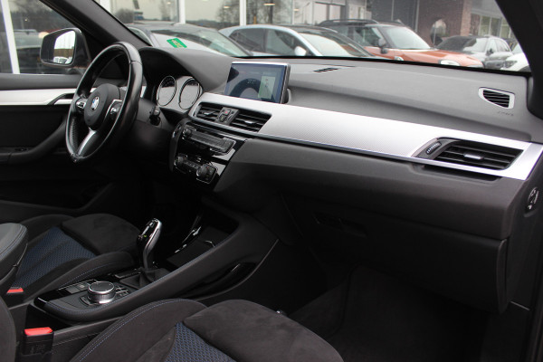 BMW X1 sDrive18i Executive Ed. M Sport / Trekhaak / Camera / Head-up / Alcantara / Navigatie / Sportstoelen / Getint glas / Cruise Control