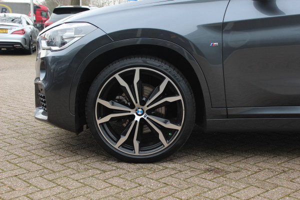 BMW X1 sDrive18i Executive Ed. M Sport / Trekhaak / Camera / Head-up / Alcantara / Navigatie / Sportstoelen / Getint glas / Cruise Control
