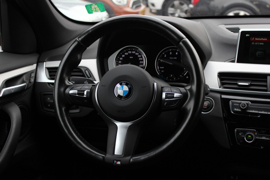 BMW X1 sDrive18i Executive Ed. M Sport / Trekhaak / Camera / Head-up / Alcantara / Navigatie / Sportstoelen / Getint glas / Cruise Control