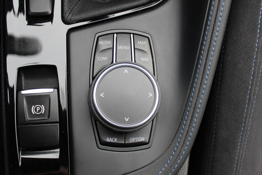 BMW X1 sDrive18i Executive Ed. M Sport / Trekhaak / Camera / Head-up / Alcantara / Navigatie / Sportstoelen / Getint glas / Cruise Control