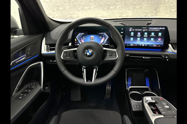 BMW X1 18i M-Sport Performance-Pack | Panorama | Sportstoelen | Carbon | Keyless-Entry | Sfeerverlichting | Achteruitrij-Camera | Carplay | Full-LED | Black-Optic | Getint Glas | Stoelverwarming | Draadloos Laden |