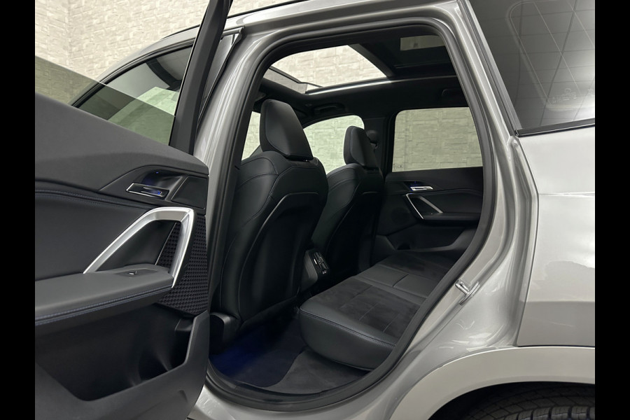 BMW X1 18i M-Sport Performance-Pack | Panorama | Sportstoelen | Carbon | Keyless-Entry | Sfeerverlichting | Achteruitrij-Camera | Carplay | Full-LED | Black-Optic | Getint Glas | Stoelverwarming | Draadloos Laden |