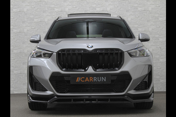 BMW X1 18i M-Sport Performance-Pack | Panorama | Sportstoelen | Carbon | Keyless-Entry | Sfeerverlichting | Achteruitrij-Camera | Carplay | Full-LED | Black-Optic | Getint Glas | Stoelverwarming | Draadloos Laden |
