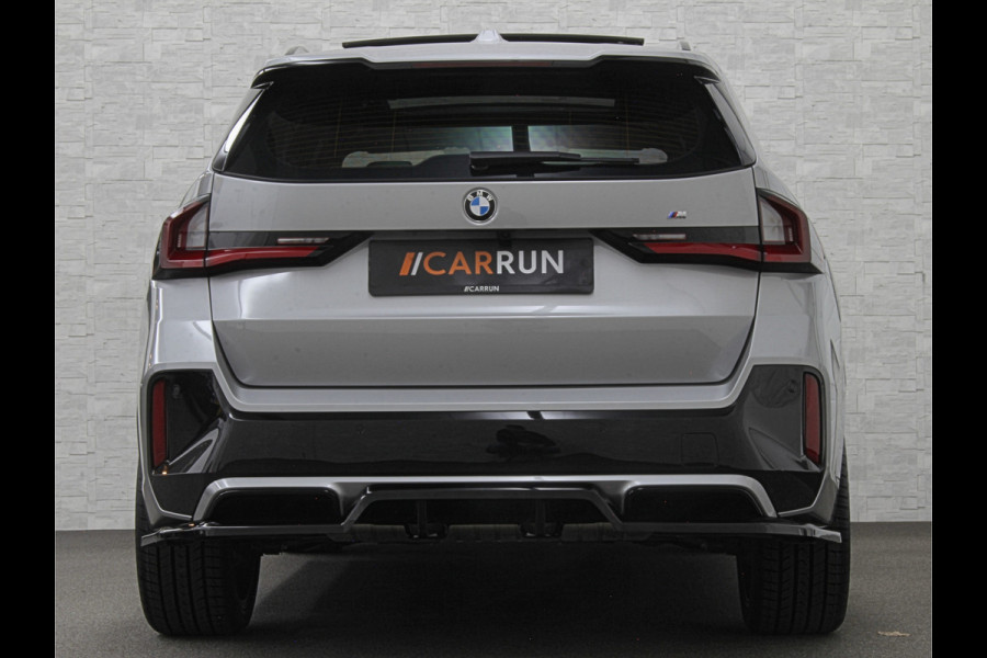 BMW X1 18i M-Sport Performance-Pack | Panorama | Sportstoelen | Carbon | Keyless-Entry | Sfeerverlichting | Achteruitrij-Camera | Carplay | Full-LED | Black-Optic | Getint Glas | Stoelverwarming | Draadloos Laden |