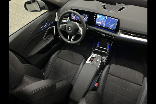 BMW X1 18i M-Sport Performance-Pack | Panorama | Sportstoelen | Carbon | Keyless-Entry | Sfeerverlichting | Achteruitrij-Camera | Carplay | Full-LED | Black-Optic | Getint Glas | Stoelverwarming | Draadloos Laden |