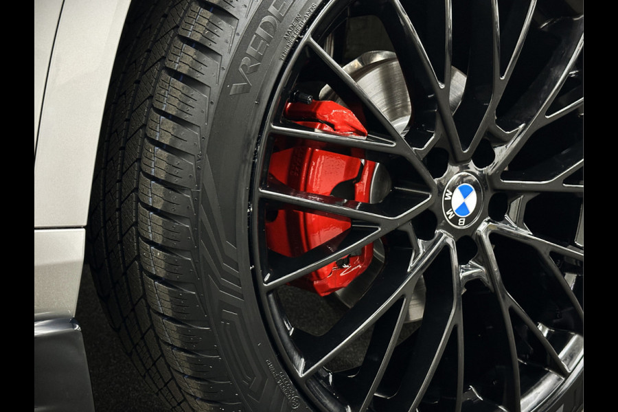 BMW X1 18i M-Sport Performance-Pack | Panorama | Sportstoelen | Carbon | Keyless-Entry | Sfeerverlichting | Achteruitrij-Camera | Carplay | Full-LED | Black-Optic | Getint Glas | Stoelverwarming | Draadloos Laden |