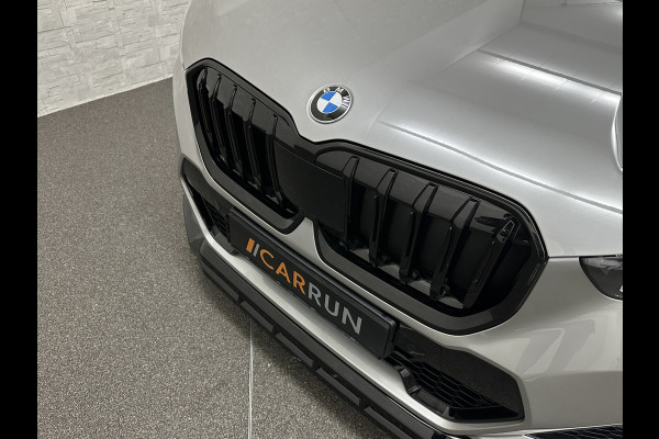 BMW X1 18i M-Sport Performance-Pack | Panorama | Sportstoelen | Carbon | Keyless-Entry | Sfeerverlichting | Achteruitrij-Camera | Carplay | Full-LED | Black-Optic | Getint Glas | Stoelverwarming | Draadloos Laden |