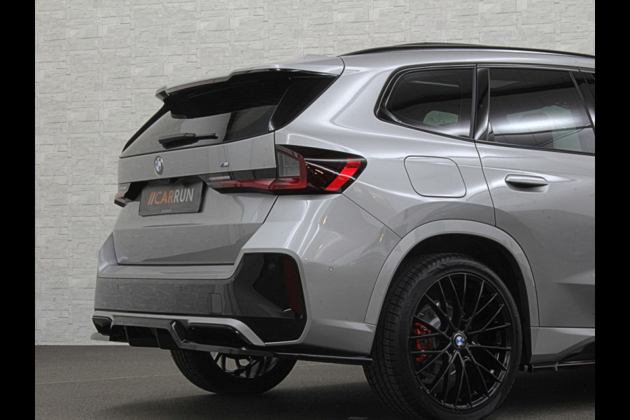 BMW X1 18i M-Sport Performance-Pack | Panorama | Sportstoelen | Carbon | Keyless-Entry | Sfeerverlichting | Achteruitrij-Camera | Carplay | Full-LED | Black-Optic | Getint Glas | Stoelverwarming | Draadloos Laden |