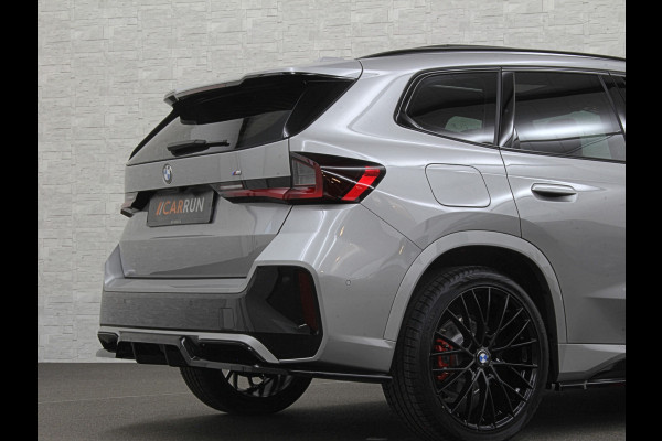 BMW X1 18i M-Sport Performance-Pack | Panorama | Sportstoelen | Carbon | Keyless-Entry | Sfeerverlichting | Achteruitrij-Camera | Carplay | Full-LED | Black-Optic | Getint Glas | Stoelverwarming | Draadloos Laden |