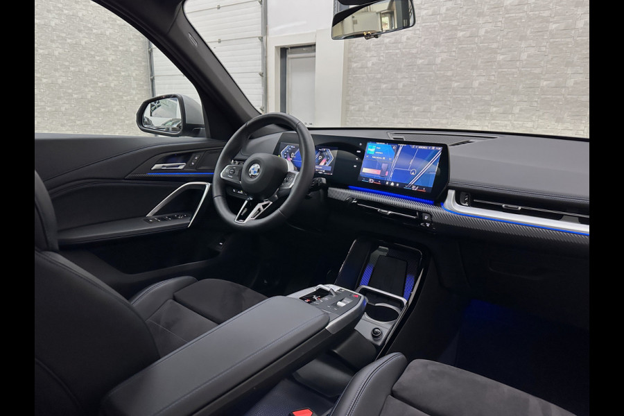 BMW X1 18i M-Sport Performance-Pack | Panorama | Sportstoelen | Carbon | Keyless-Entry | Sfeerverlichting | Achteruitrij-Camera | Carplay | Full-LED | Black-Optic | Getint Glas | Stoelverwarming | Draadloos Laden |