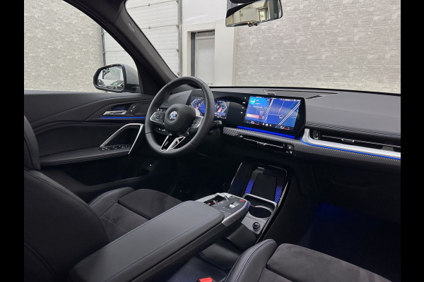 BMW X1 18i M-Sport Performance-Pack | Panorama | Sportstoelen | Carbon | Keyless-Entry | Sfeerverlichting | Achteruitrij-Camera | Carplay | Full-LED | Black-Optic | Getint Glas | Stoelverwarming | Draadloos Laden |
