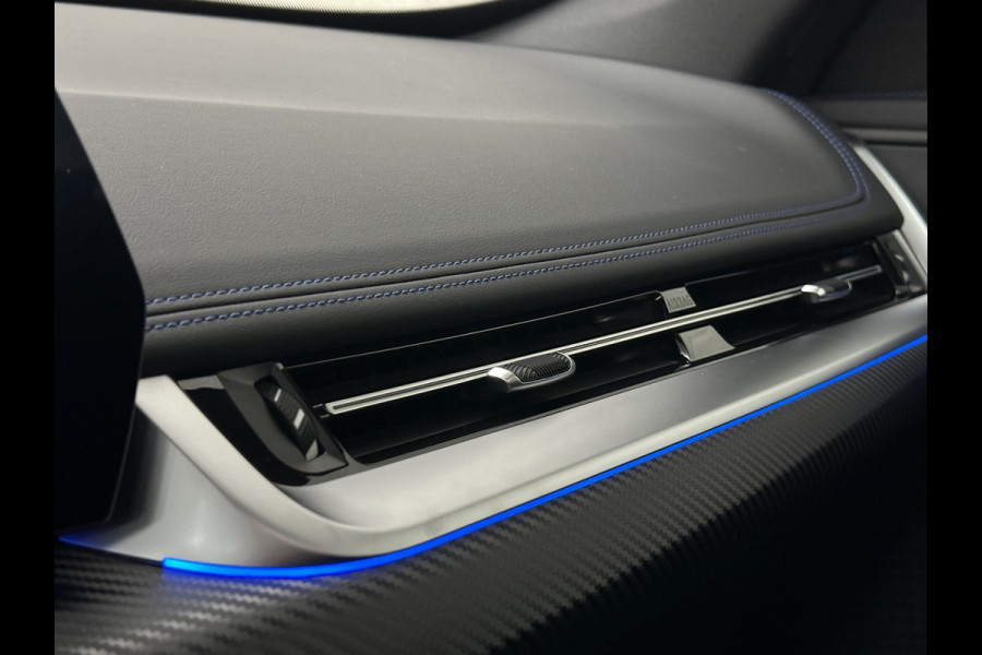 BMW X1 18i M-Sport Performance-Pack | Panorama | Sportstoelen | Carbon | Keyless-Entry | Sfeerverlichting | Achteruitrij-Camera | Carplay | Full-LED | Black-Optic | Getint Glas | Stoelverwarming | Draadloos Laden |